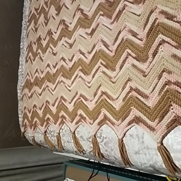 HAND MADE CROCHTED PINK/BEIGE,CREAM THROW W/FRINGD ENDS 44 x 57 - Picture 5 of 7